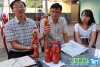 Ông Nguyễn Tiến Sâm (bìa trái) làm việc tại quán Hữu Nghị về việc sáu chai Dr Thanh kém chất lượng - Ảnh: Tiến Thành